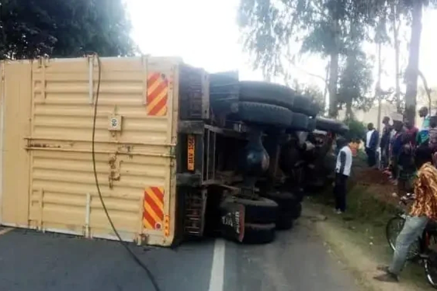 Musanze: Habaye impanuka y'ikamyo itwara imizigo yahirimye ituma umuhanda ufungwa