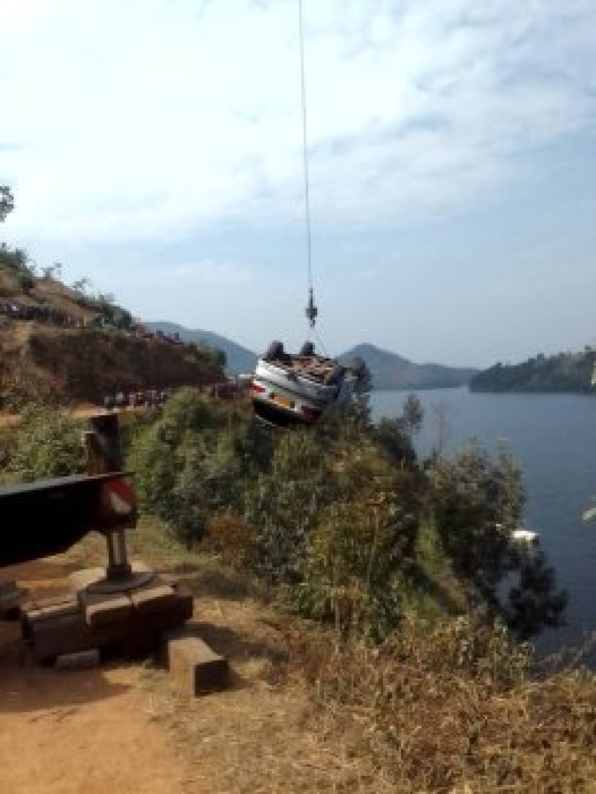 Burera: Polisi y’u Rwanda yarohoye imodoka iherutse kugonga igiti ita umuhanda igwa mu kiyaga