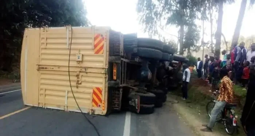 Musanze: Habaye impanuka y'ikamyo itwara imizigo yahirimye ituma umuhanda ufungwa