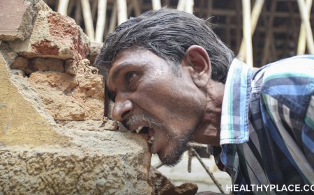 AMAFOTO: Sobanukirwa indwara ya PICA itera abantu kurya ibitari ibiryo nk’ibyuma umucanga, ibitaka ibinonko, ibiti nibindi byinshi