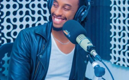 Abanyamakuru bakomeje gusezera! Andy Bumuntu yasezeye kuri Kiss FM
