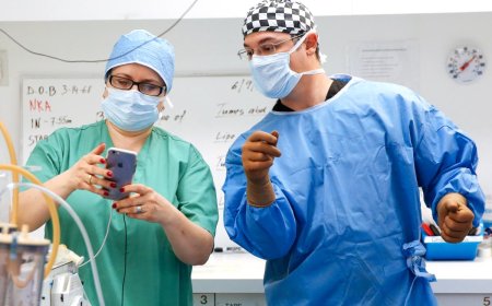 Umuganga yabaze umurwayi arebeye kuri videwo za YouTube birangira apfuye