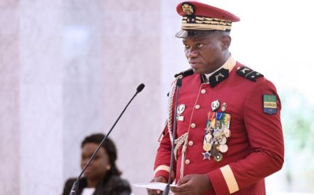 Umwana muto w'imyaka 15 yafunzwe nyuma yo kwihehesha umupira uriho ifoto ya perezida w'igihugu