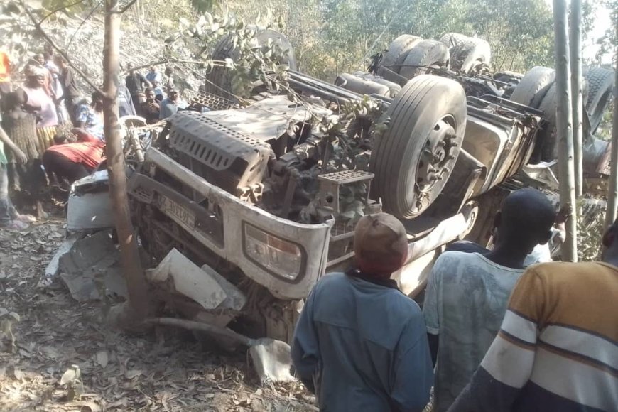 Nyamasheke: Ikamyo ifite ibirango byo muri Congo yarenze umuhanda umushoferi ahita apfa