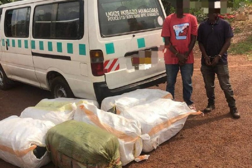 Kirehe: Polisi y’u Rwanda yafashe abagabo babiri bari batwaye mu modoka magendu y’imyenda ya caguwa