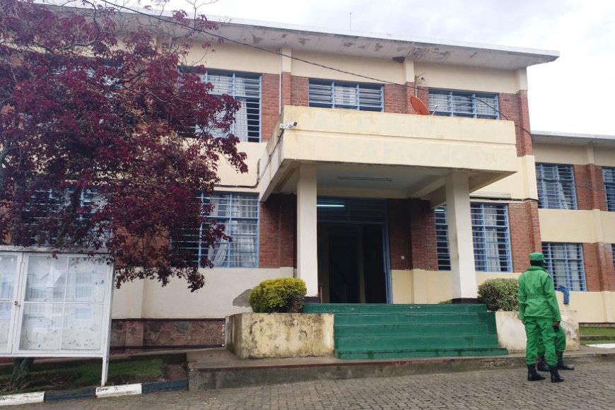 Karongi: Yatawe muri yombi amaze guhondagura uruhinja rwe rw’amezi 3 aruziza ko ngo uwo barubyaranye yamututse