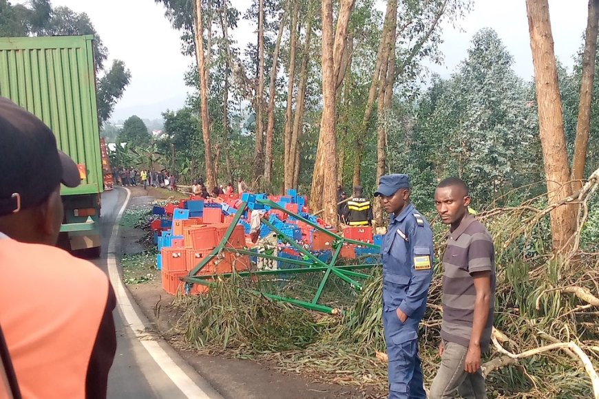 Rubavu: Habaye impanuka y’ikamyo yari yikoreye inzoga, abaturage bashaka gusahura biba amacupa abandi bashaka kunywa inzoga zarimo