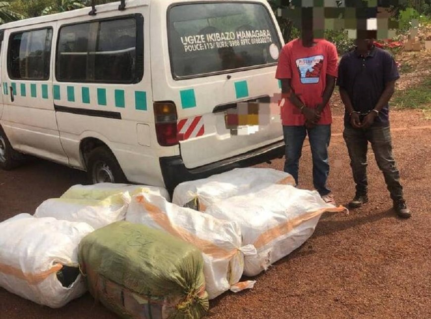 Kirehe: Polisi y’u Rwanda yafashe abagabo babiri bari batwaye mu modoka magendu y’imyenda ya caguwa