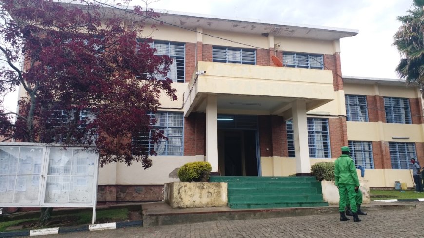 Karongi: Yatawe muri yombi amaze guhondagura uruhinja rwe rw’amezi 3 aruziza ko ngo uwo barubyaranye yamututse