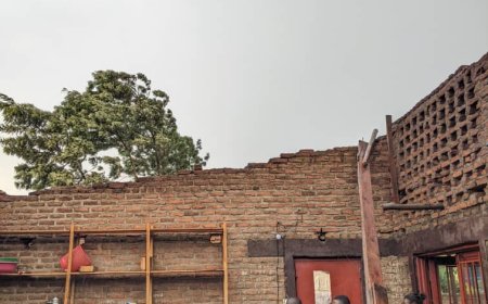 AMAFOTO! Rusizi: Inkubi y’umuyaga idasanzwe yasambuye igikoni cy’ishuri