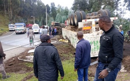 Nyabihu: Habaye impanuka ikomeye ikamyo ipakiye umusenyi igwiriye umunyonzi ahita yitaba Imana.