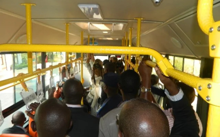 Impungenge ni nyinshi ku bagenda mu modoka rusange bahagaze bafashe ku byuma byo muri izo modoka mu kwirinda Marburg