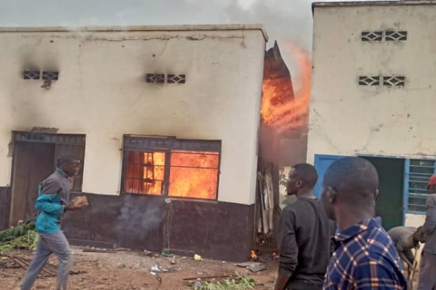 Nyamasheke: Inzu y'ubucuruzi yafashwe n'inkongi y'umuriro irakongoka