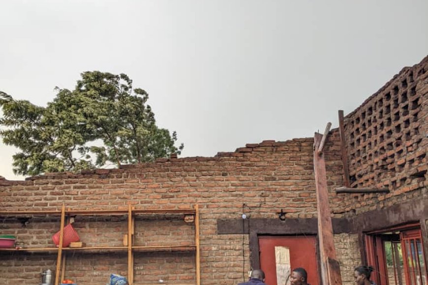 AMAFOTO! Rusizi: Inkubi y’umuyaga idasanzwe yasambuye igikoni cy’ishuri