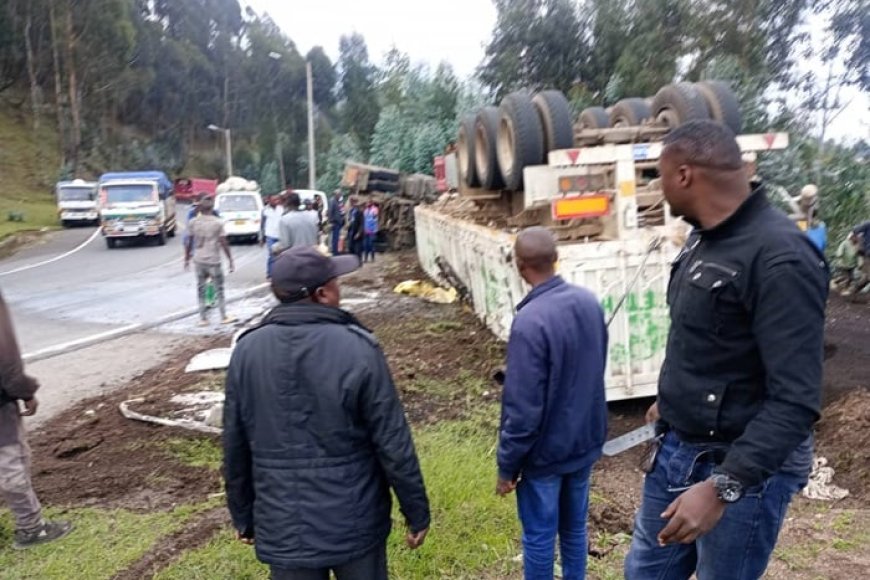 Nyabihu: Habaye impanuka ikomeye ikamyo ipakiye umusenyi igwiriye umunyonzi ahita yitaba Imana.