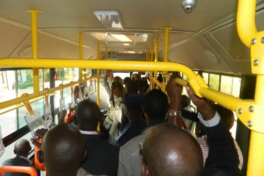 Impungenge ni nyinshi ku bagenda mu modoka rusange bahagaze bafashe ku byuma byo muri izo modoka mu kwirinda Marburg