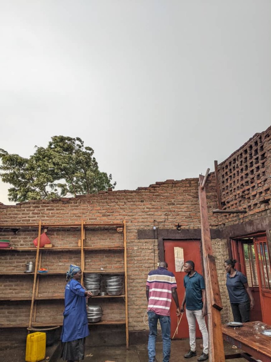 AMAFOTO! Rusizi: Inkubi y’umuyaga idasanzwe yasambuye igikoni cy’ishuri