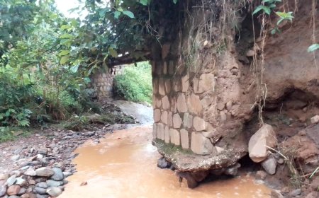 Muhanga: Abaturage baratabaza nyuma yuko ikiraro cyangiritse bikabije