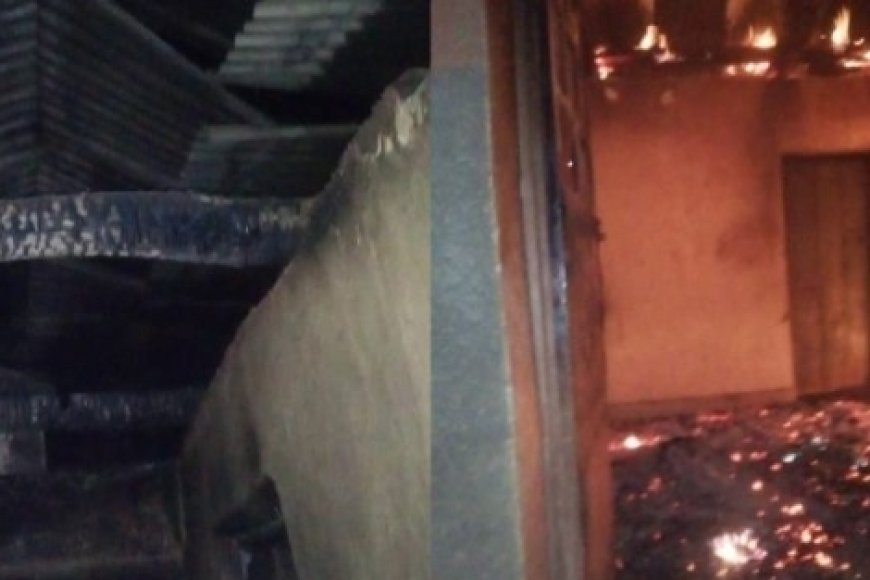 Nyamasheke: Inzu yafashwe n’inkongi y’umuriro mu masaha y’ijoro Imana ikinga akaboko KU bari bayirimo