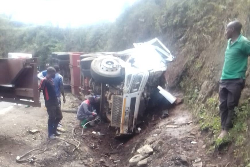 Nyamasheke: Habaye impanuka y'ikamyo iteye ubwoba ihitana uwo bari bahaye lifuti