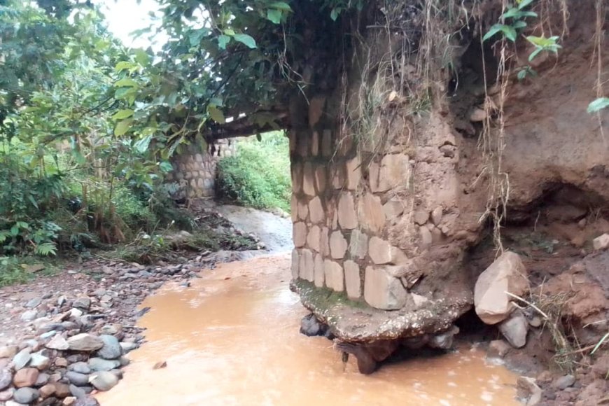 Muhanga: Abaturage baratabaza nyuma yuko ikiraro cyangiritse bikabije