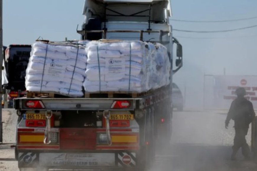 Amakamyo yaratwaye imfashanyo y’ibiribwa yambuwe n'abantu bataramenyekana munzira aracucurwa muri Gaza