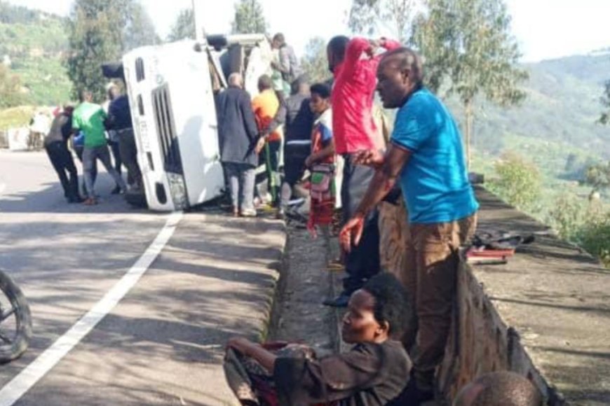 Rulindo: Impanuka iteye ubwoba!  Imodoka yari itwaye abanyamuryango ba FPR Inkotanyi yakoze impanuka birangira haburiye ubuzima bw'umuntu