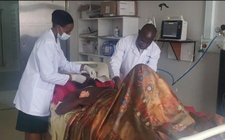 Umufana ufana ikipe ya Arsenal yishwe arashwe arimo kwishimira ko yatsinze Manchester United