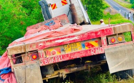 Abantu 11 nibo bapfiriye mumpanuka bagonzwe n'imodoka bariho batabara abari mu modoka yari renze umuhanda