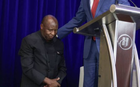 Perezida  w’u Burundi Ndayishimiye yapfukamye hasi asaba gusengerwa