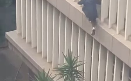 Polisi iri guhigisha uruhindu imfungwa yatorotse igeze imbere y'urukiko isimbutse hejuru muri etaje