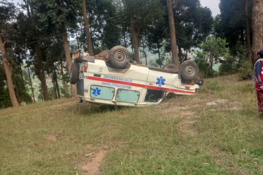 Muhanga: Habaye impanuka ya ‘Ambulance’ abantu batanu barimo n’Umurwayi barakomereka