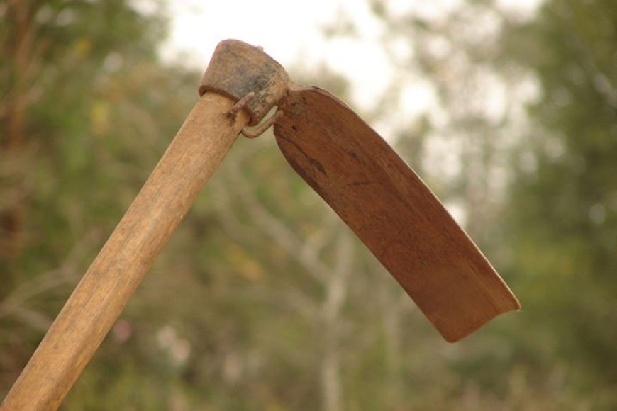 Kamonyi:Umugabo afunzwe akekwaho kwica umugore we akoresheje isuka