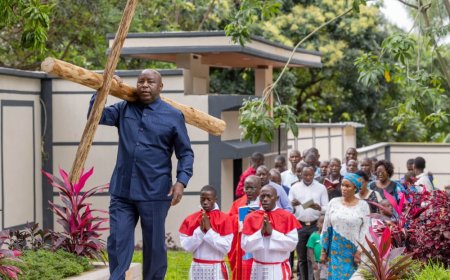 Perezida Ndayishimiye yitabiriye inzira y'umusaraba ahetse umusaraba munini