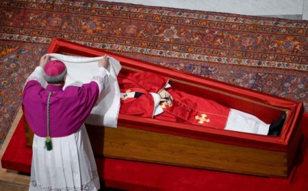 VIDEO: Ibihumbi by’abantu byitabiriye umuhango wo gushyingura Papa Francis uherutse kwitaba Imana