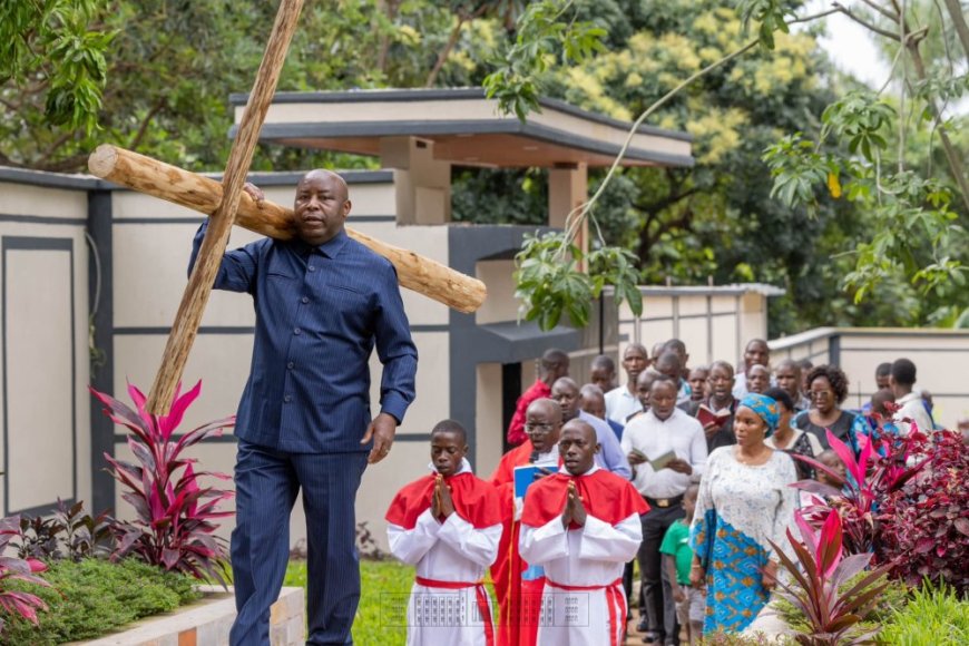 Perezida Ndayishimiye yitabiriye inzira y'umusaraba ahetse umusaraba munini