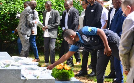 Rulindo: Abayobozi n’abakozi ba Trinity Rutongo Mines  bibutse abazize Jenoside yakorewe Abatutsi, bunamira inzirakarengane ziruhukiye m'urwibutso rwa Mvuzo