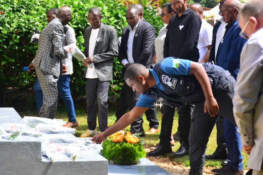 Rulindo: Abayobozi n’abakozi ba Trinity Rutongo Mines  bibutse abazize Jenoside yakorewe Abatutsi, bunamira inzirakarengane ziruhukiye m'urwibutso rwa Mvuzo