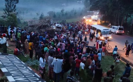 Ikamyo yarenze umuhanda igonga abari bategereje imodoka i Kayumbu