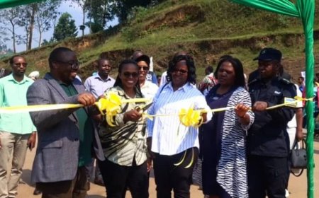 Gakenke: bamurikiye abaturage ibyo bakora, Umuyobozi w’Akarere asaba Urubyiruko kwigira no kwirinda ibiyobyabwenge.