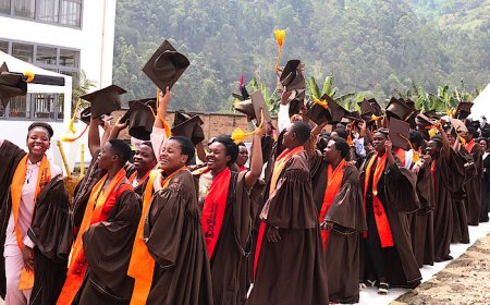 Gakenke: Abakobwa 100 basoje amasomo y’imyuga n’ubumenyingiro basabwe kwifashisha ubumenyi bahawe bahanga imirimo mishya