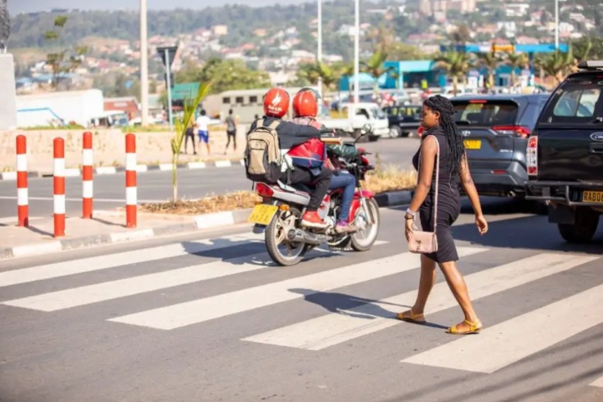 Kigali:Abanyamaguru bakora amakosa yo mu muhanda bakabangamira ibinyabiziga mu bihe byo kwambukiranya umuhanda.