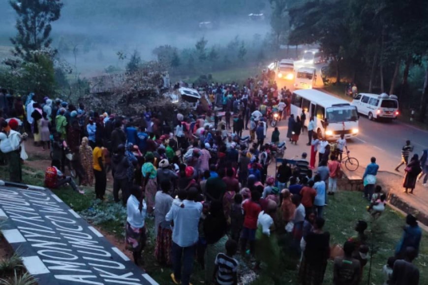 Ikamyo yarenze umuhanda igonga abari bategereje imodoka i Kayumbu