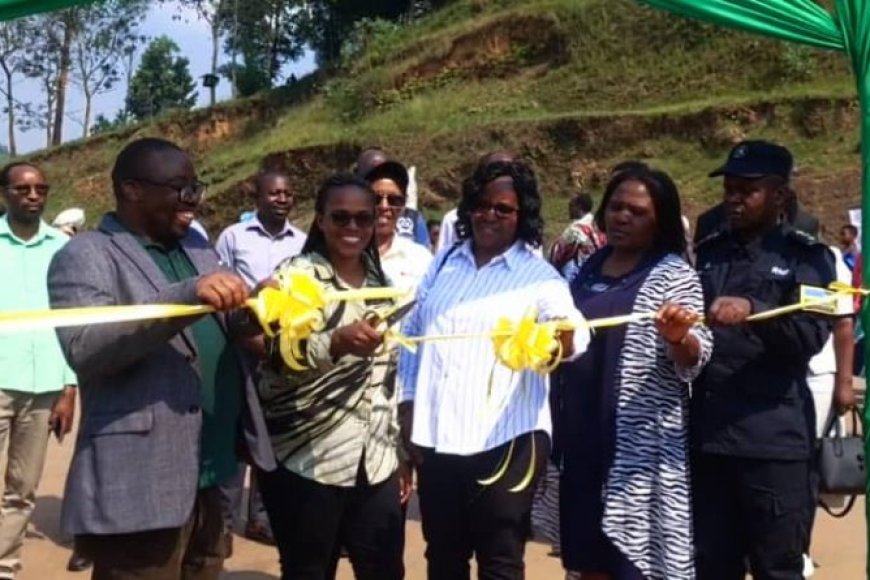 Gakenke: bamurikiye abaturage ibyo bakora, Umuyobozi w’Akarere asaba Urubyiruko kwigira no kwirinda ibiyobyabwenge.