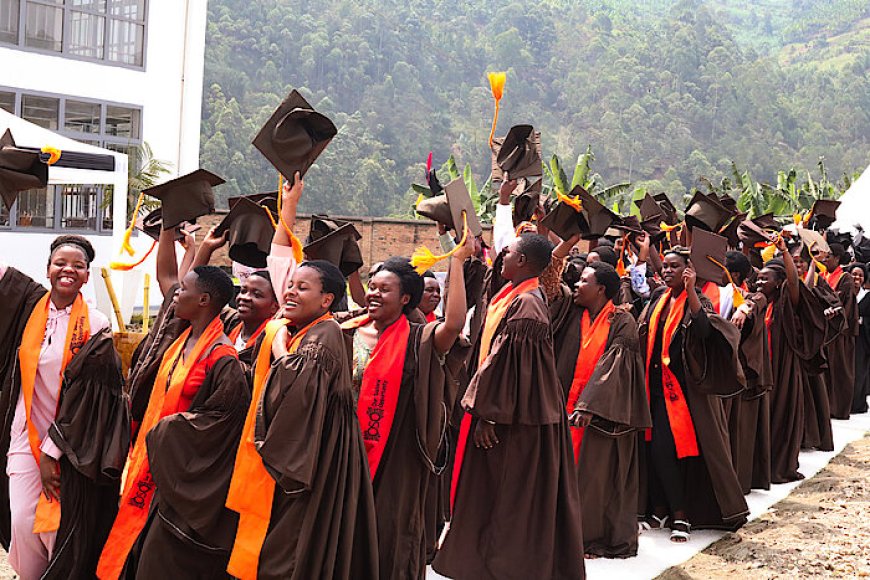 Gakenke: Abakobwa 100 basoje amasomo y’imyuga n’ubumenyingiro basabwe kwifashisha ubumenyi bahawe bahanga imirimo mishya