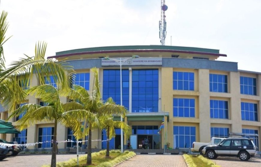 Nyamagabe:  Bamwe mu bayobozi bakomeye mu karere bahagaritswe by’agateganyo, undi arasezera