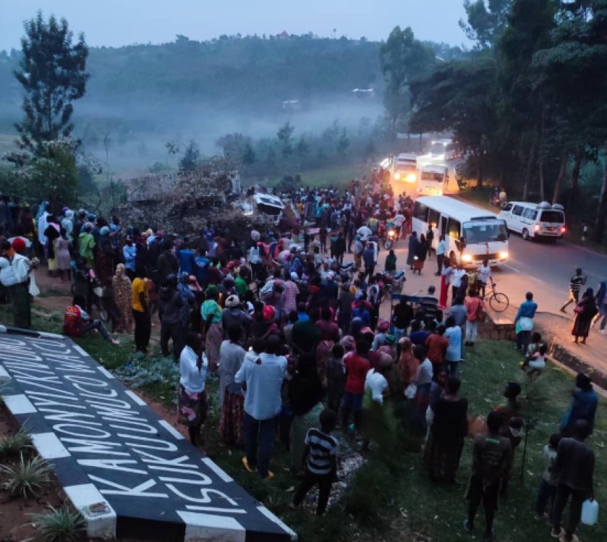 Ikamyo yarenze umuhanda igonga abari bategereje imodoka i Kayumbu