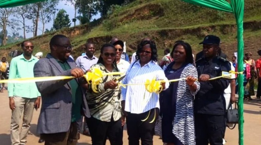 Gakenke: bamurikiye abaturage ibyo bakora, Umuyobozi w’Akarere asaba Urubyiruko kwigira no kwirinda ibiyobyabwenge.