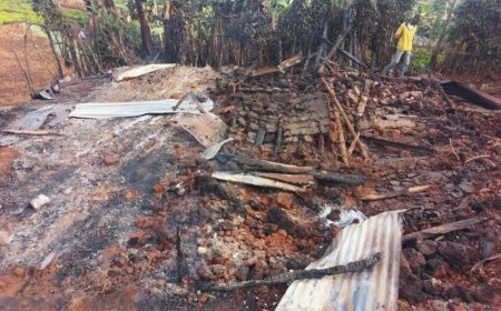 Inzu yabagamo umugore n’abana be yahiye irakongoka