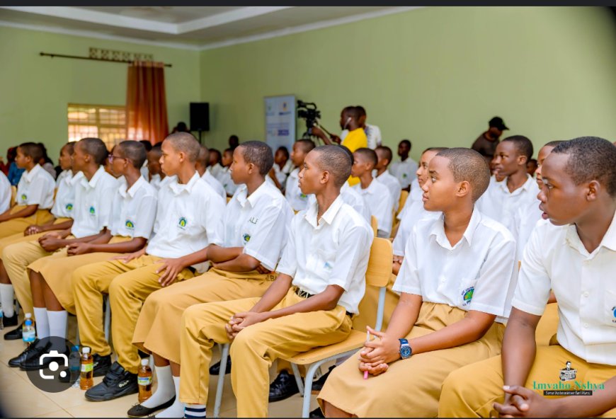 Abakobwa imbere mu manota: Uko abanyeshuri basoje amashuri abanza n’icyiciro rusange bitwaye"